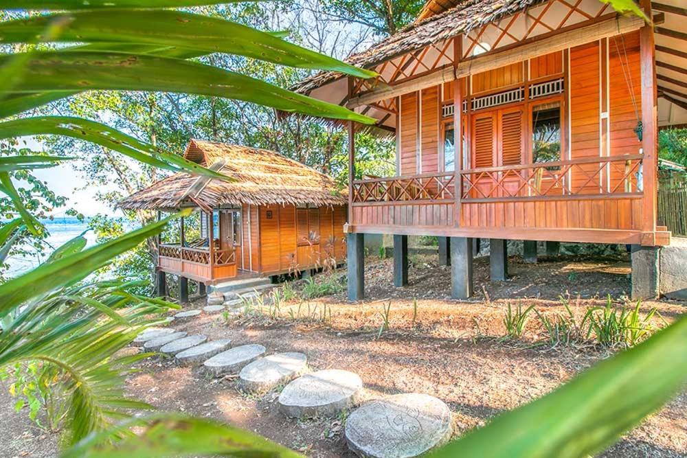 Raja Laut Dive Resort Бунакен Екстер'єр фото